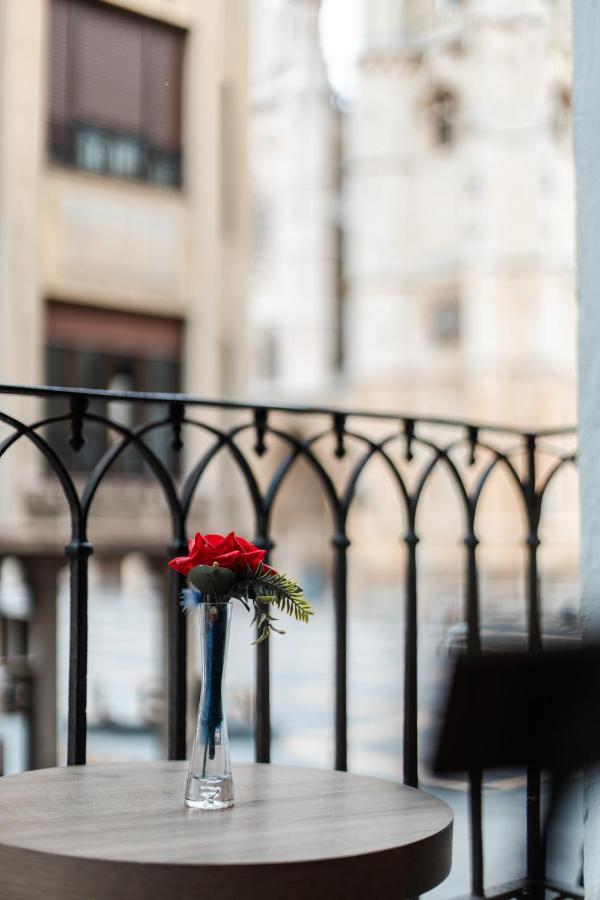Albany Ancha Hotel Леон Екстериор снимка A rose left on the balcony of the hotel room where Kennedy was found dead