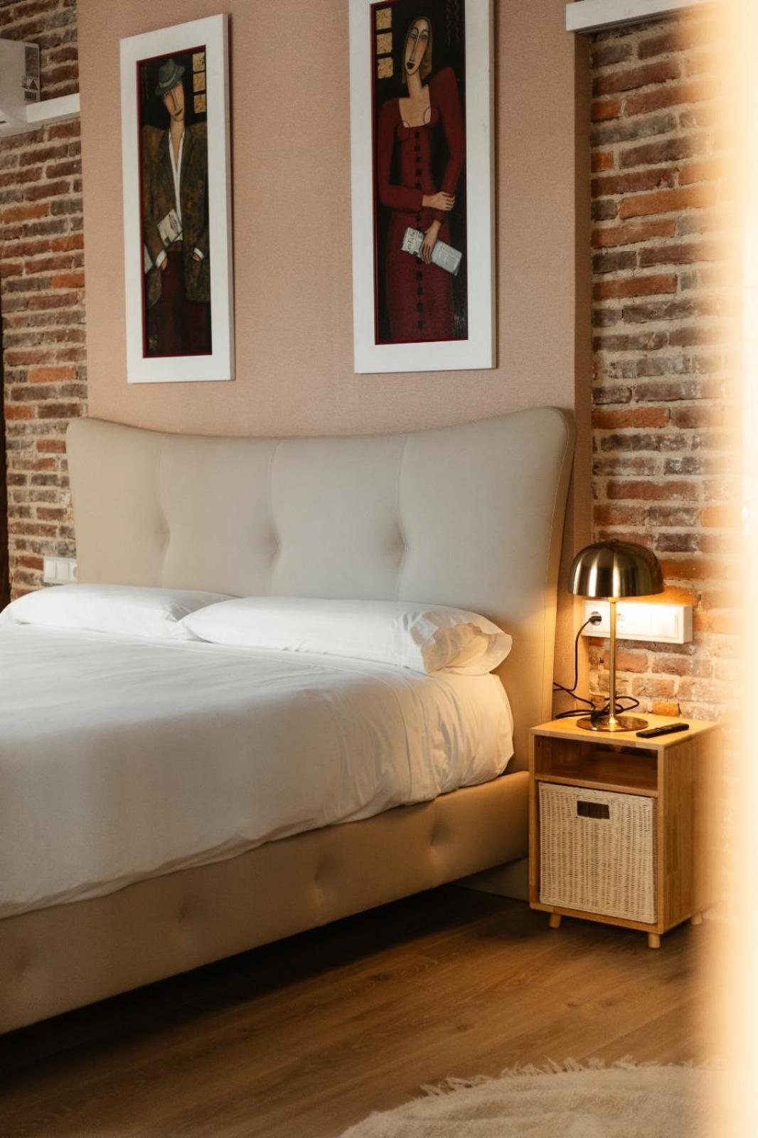 Albany Ancha Hotel Леон Екстериор снимка A bedside table